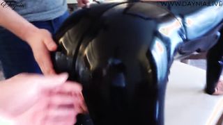Latex ruhás anyukát análba basznak