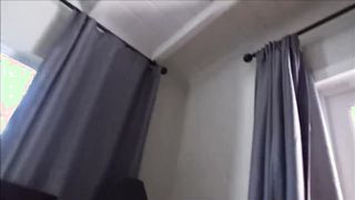 Kurva nevelő húgi elcsábítja a bátyját