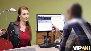 Csöcsös milf anyuci az interjún