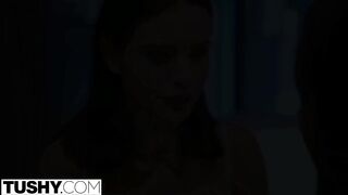 Lana Rhoades seggét egy néger hapsi reszeli
