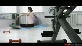 Jogázó tini bigét kúrel análba az edő