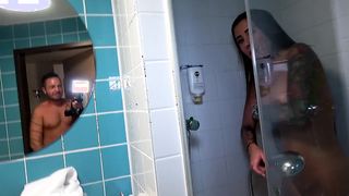 Tetovált amatőr barátnő házi pornó videója
