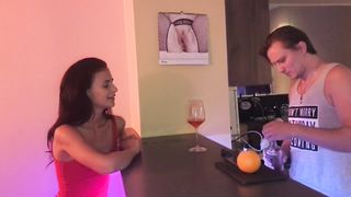 18 éves tini kefélése a bárban