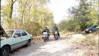 Világos Szőke ribancot basznak meg a motoros pasik