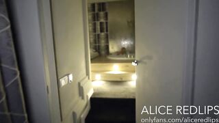 Alice Redlips a jakuzziban szopik