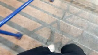 Fiatal csajszi pénzért szop az utcán