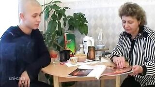 Magányos háziasszony és a tini hapsi