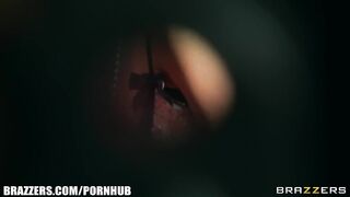 Alena Croft a kurva világos szőke táncosnő