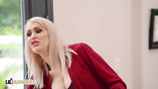 Katie Monroe szexel a nevelő fiával