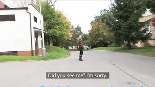 Világos Szőke tini csajszi a raktárban kúrel
