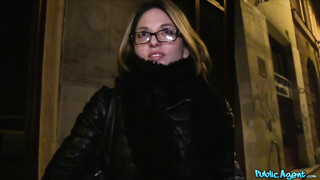 Rachel pénzért cumizza a pélót