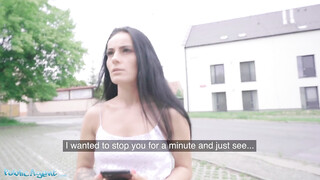 Lexi egy pici pénzért bármire képes