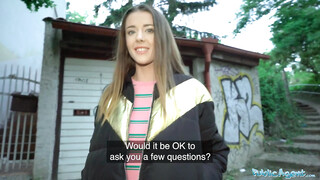 Sybil egy kicsike pénzért bárkivel dug