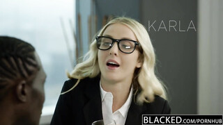 Karla Kush picsája befogadja a méretes kárót