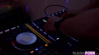 Ariana Marie és Moka Mora a dj káróján lovagolnak