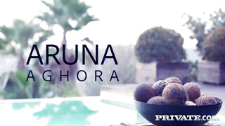 Aruna Aghora kicsike picsája finoman megkúrva