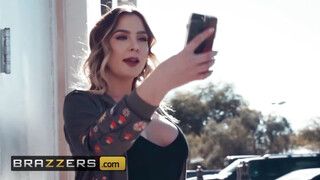 Blair Williams lovagol a faszon