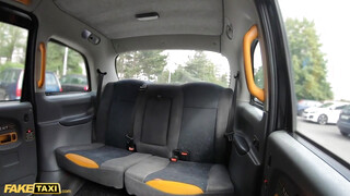 Fake Taxi - Florane Russel a világos szőke fiatal milf