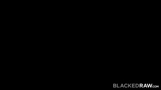 BlackedRaw - Oxana Chic fiatal csajszi rábukik a faszra