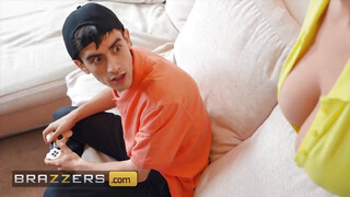 Brazzers - Blondie Fesser az óriás kannás milf