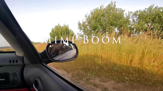 Gyönyörű tini barátnő a autóban cumizik