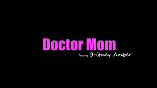 Moms Teach Szex - Britney Amber a szőrös puncis milf