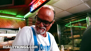 Reality Kings - Sadie Pop a kurva tini kiscsaj