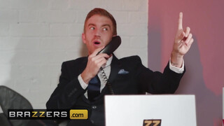Brazzers - Lucia Love hatalmas kárót kap az irodában