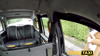 Fake Taxi - Alyssa Divine a csöcsös barna tini