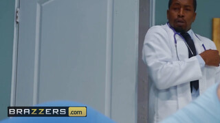 Brazzers - Nina Dee seggét a doktor bassza