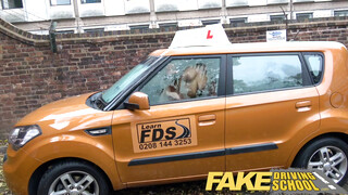 Fake Driving School - Carly Rae Summers a csöcsös szöszi