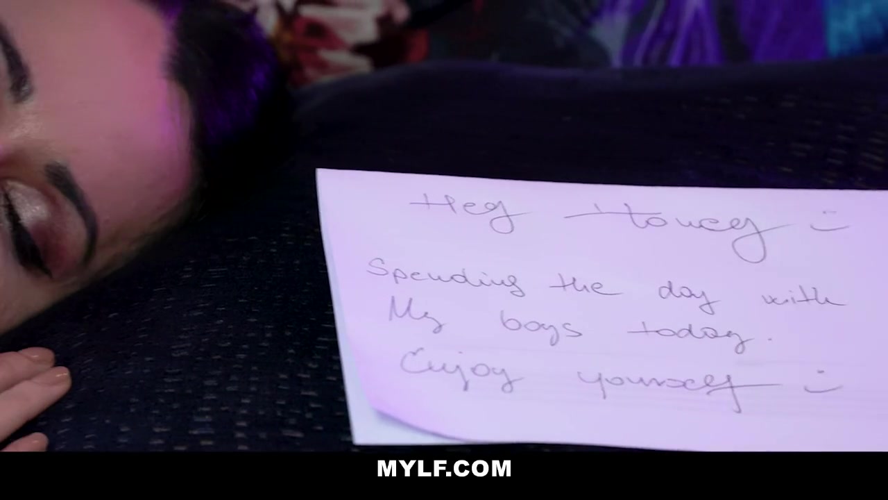 Mylf - Jessy Jey kipróbálja az új vibrijét