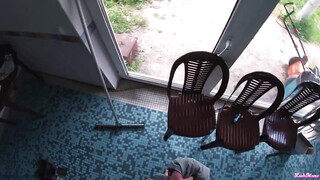 Tetovált orosz tini bige a medencénél szexel