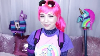 Fortnite cosplayes hölgyemény cidázza a műfaszokat