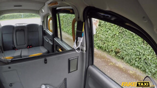 Fake Taxi - Tara Spades melle közé veszi a kárót
