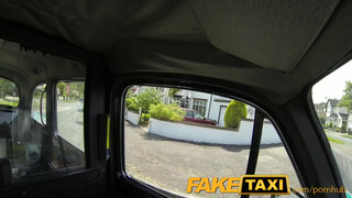 FakeTaxi - ártatlan világos szőke tinicsajszi cumizása