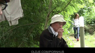 Oldje - kettő vén basz meg egy tinicsajt az erdőben