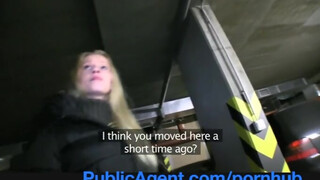 PublicAgent - Bella Karina a méretes keblű világos szőke