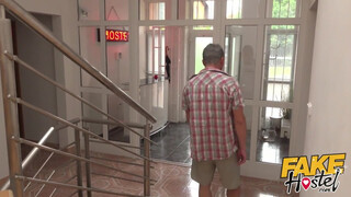 Fake Hostel - Fiatal turista kiscsaj punciba kefélve