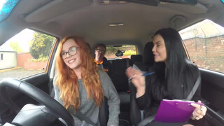 Fake Driving School - pici vörös kiscsaj eltereli az oktató figyelmét