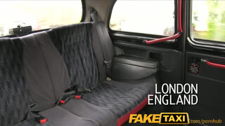 FakeTaxi - műcsöcsös spiné szeret herét nyalni