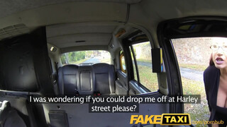 FakeTaxi - méretes csöcsű Milf szétbaszatja magát a Taxiban
