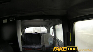 FakeTaxi - kitetovált hölgyemény megkúrelva a hátsó ülésen