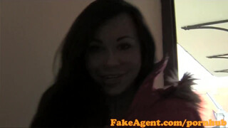 FakeAgent - műcsöcsös kisasszony szívesen lovagol
