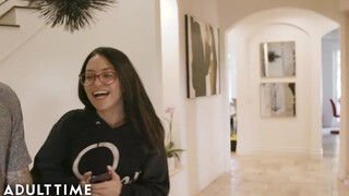 ADULT TIME Angela White & Kissa Sins szeretik egymást