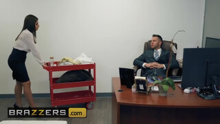 Brazzers - Ella Knox az óriás tőgyes brazil nőci
