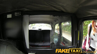 FakeTaxi bombázó vörös hölgyemény extra kannákkal