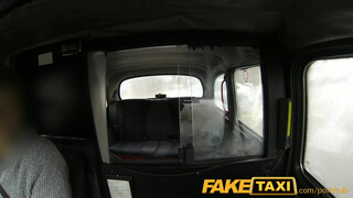 Faketaxi nagy csöcsök és szopós száj