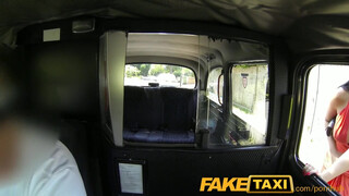 FakeTaxi még a seggnyalást is bevállalja a kiscsaj