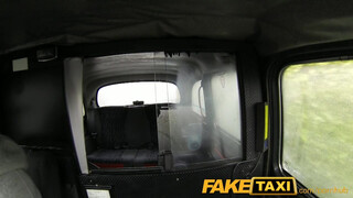 FakeTaxi félénk hölgyemény extra pénzt szerez